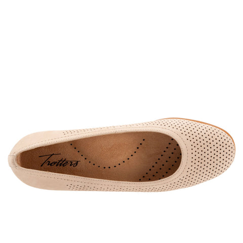 Trotters Darcey T1904-277 Womens Beige Leather Slip On Ballet Flats Shoes
