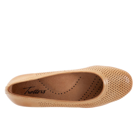 Trotters Darcey T1904-299 Womens Brown Leather Slip On Ballet Flats Shoes