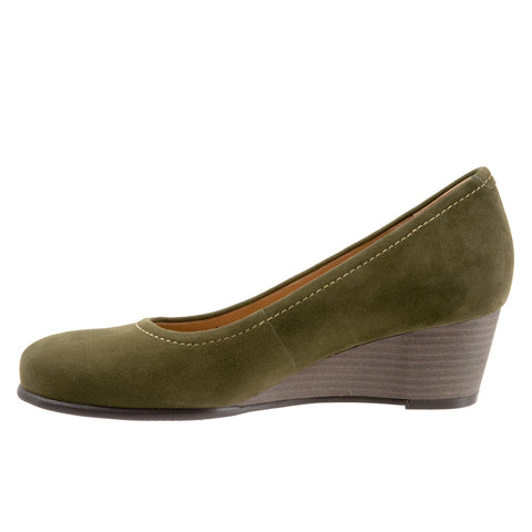 Trotters Winnie T1965-303 Womens Green Wide Suede Slip On Pumps Heels Shoes