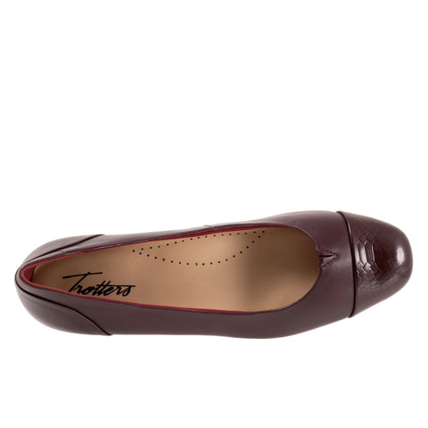 Trotters Daisy T2053-651 Womens Burgundy Leather Slip On Pumps Heels Shoes