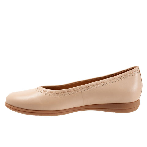 Trotters Dixie T2217-130 Womens Beige Wide Leather Slip On Ballet Flats Shoes