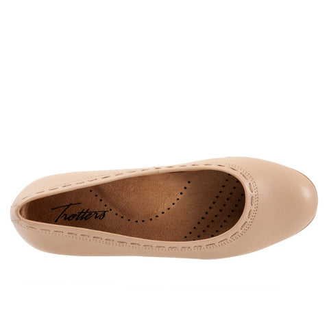 Trotters Dixie T2217-130 Womens Beige Wide Leather Slip On Ballet Flats Shoes