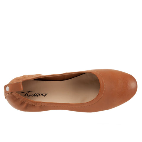 Trotters Gia T2252-215 Womens Brown Narrow Leather Ballet Flats Shoes