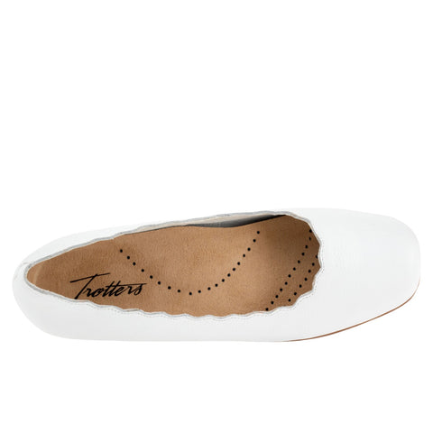 Trotters Sabine T2255-100 Womens White Wide Leather Ballet Flats Shoes