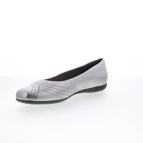 Trotters Sasha T2327-033 Womens Silver Leather Slip On Loafer Flats Shoes