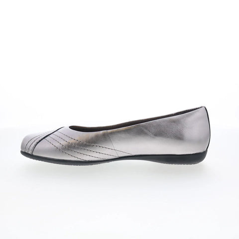 Trotters Sasha T2327-033 Womens Silver Leather Slip On Loafer Flats Shoes