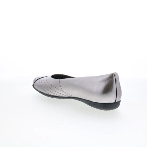 Trotters Sasha T2327-033 Womens Silver Leather Slip On Loafer Flats Shoes