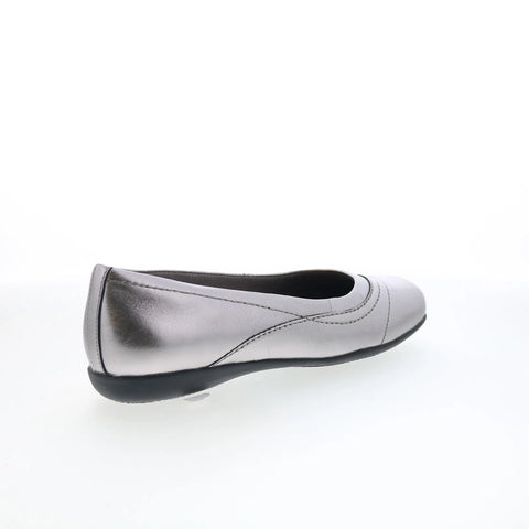 Trotters Sasha T2327-033 Womens Silver Leather Slip On Loafer Flats Shoes