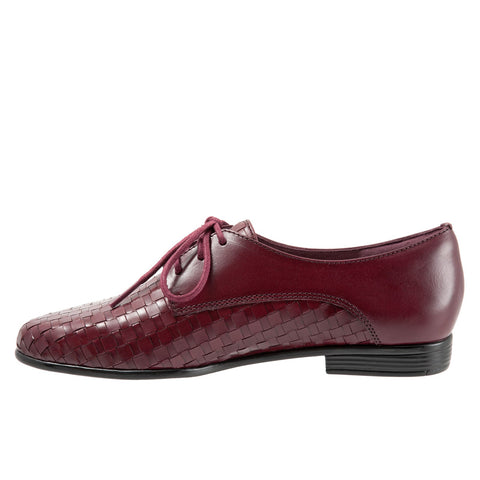 Trotters Lizzie T1858-755 Womens Burgundy Narrow Leather Loafer Flats Shoes