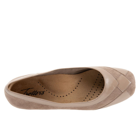 Trotters Sharp T1866-173 Womens Brown Wide Suede Slip On Ballet Flats Shoes