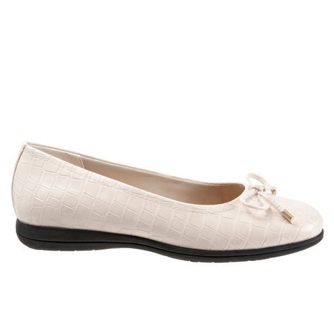 Trotters Dellis T2054-115 Womens Beige Leather Slip On Ballet Flats Shoes