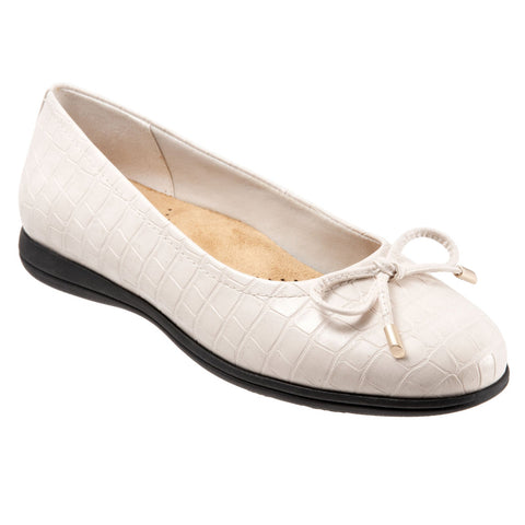 Trotters Dellis T2054-115 Womens Beige Leather Slip On Ballet Flats Shoes