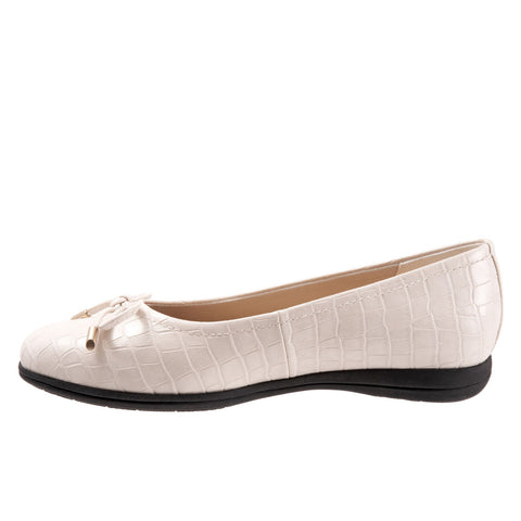 Trotters Dellis T2054-115 Womens Beige Leather Slip On Ballet Flats Shoes