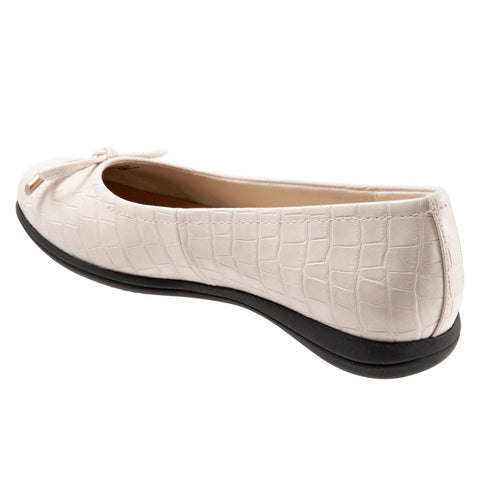 Trotters Dellis T2054-115 Womens Beige Leather Slip On Ballet Flats Shoes