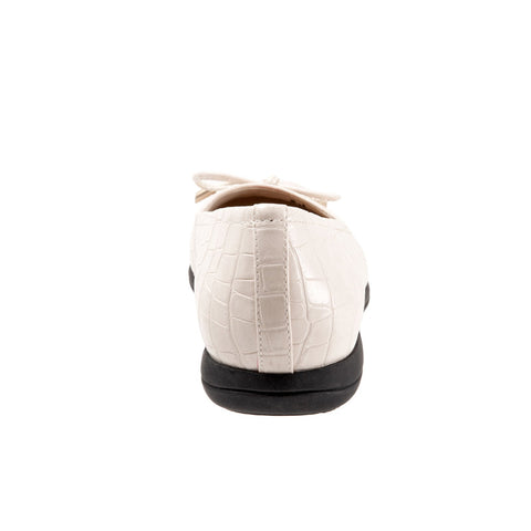 Trotters Dellis T2054-115 Womens Beige Leather Slip On Ballet Flats Shoes