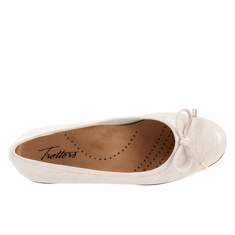 Trotters Dellis T2054-115 Womens Beige Leather Slip On Ballet Flats Shoes