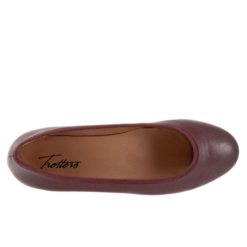 Trotters Isla T2170-627 Womens Burgundy Leather Slip On Ballet Flats Shoes